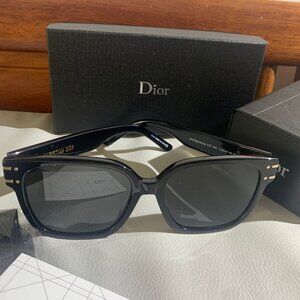 Like New DiorSignature S7F Sunglasses | Black Gold Logo